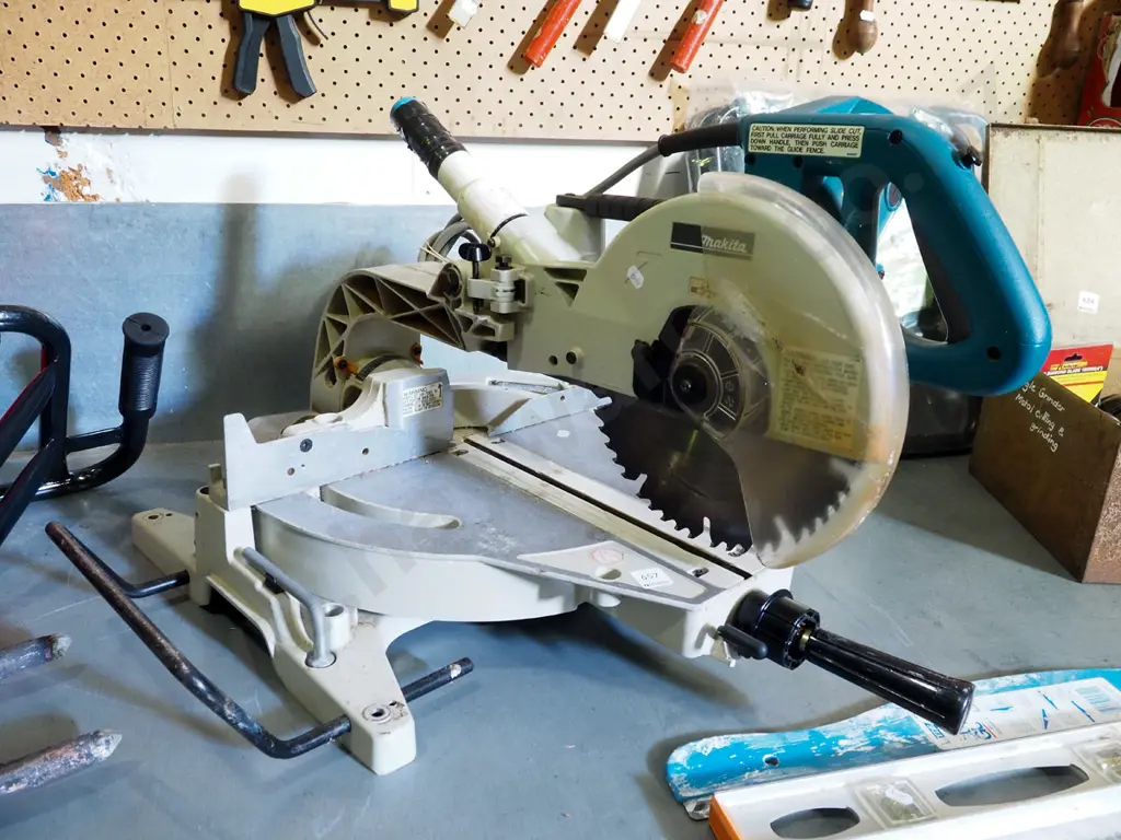 Makita sliding compound mitre saw Image 1++
