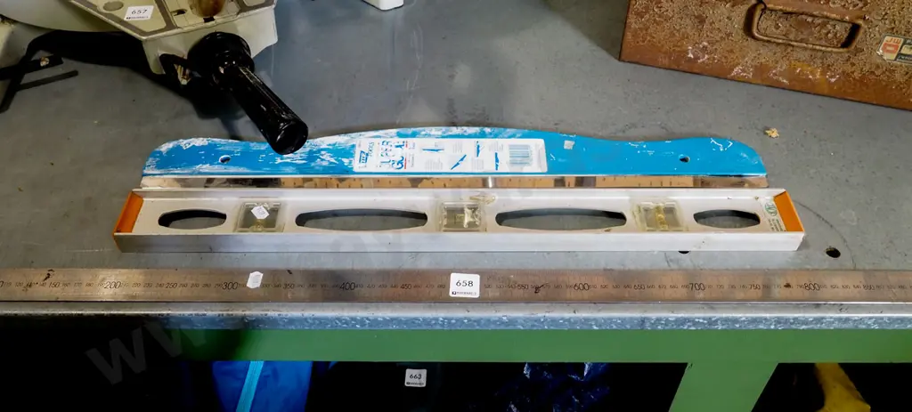 stainless steel metre rule, builder's level, paper hangers cutting blade Image 1++