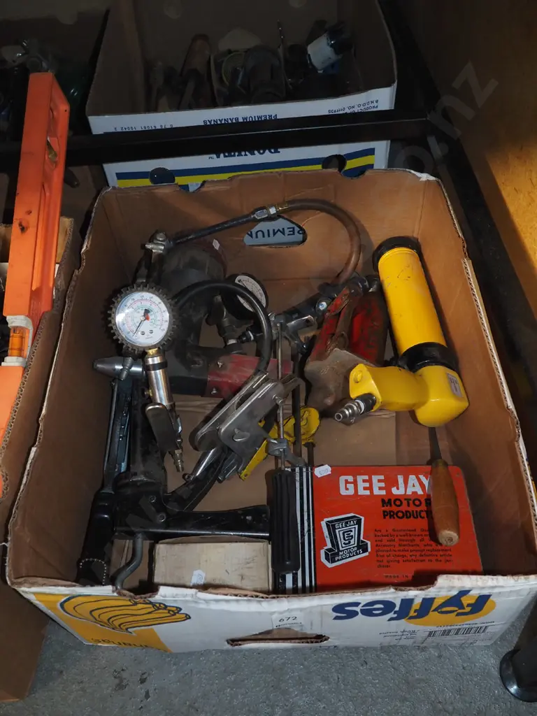 box; bottle jack, air powered caulking gun, tyre pressure gauge etc Image 1++