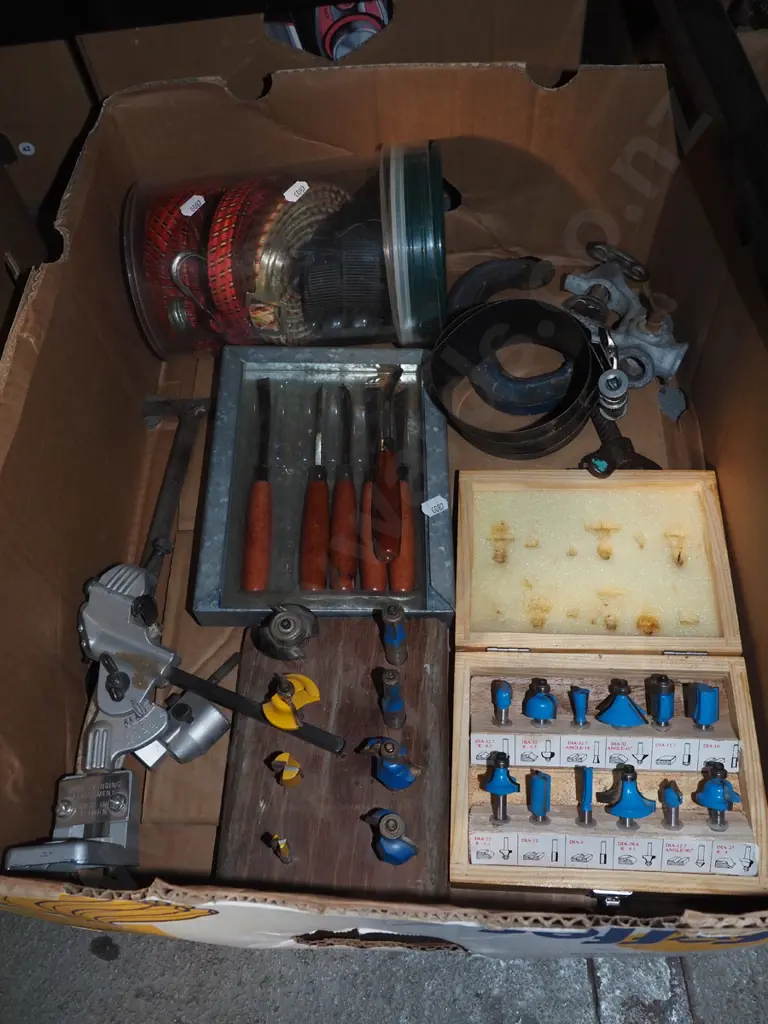 box; bungees, carving chisels, router bits etc Image 1++