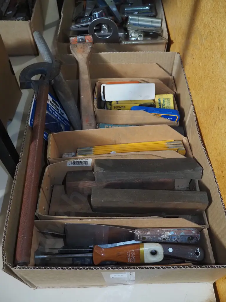 box; sharpening stones, rules, scrapers etc Image 1++