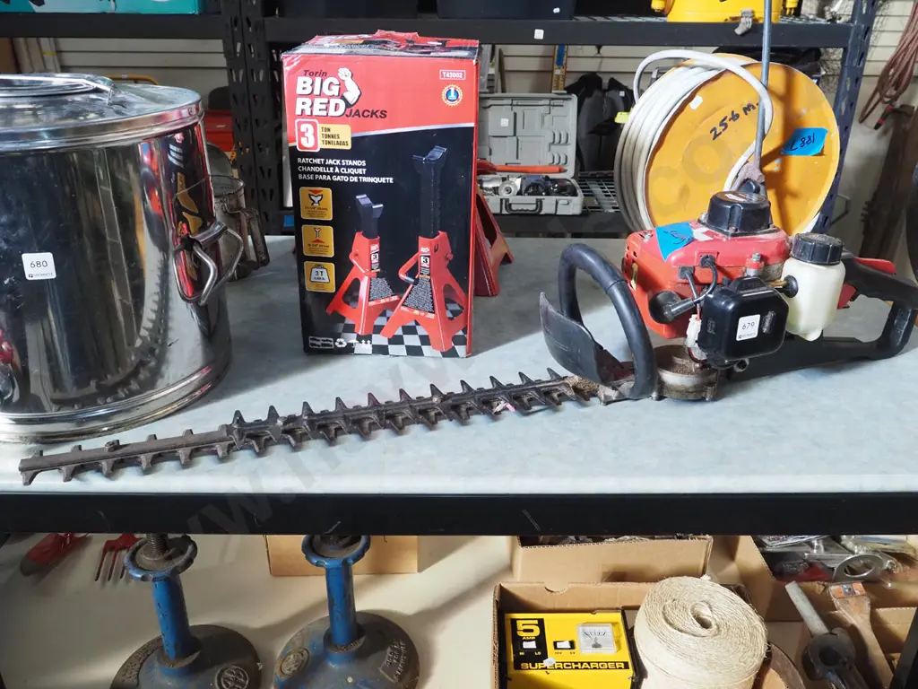 Toolshed branded 2 stroke hedge trimmer Image 1++