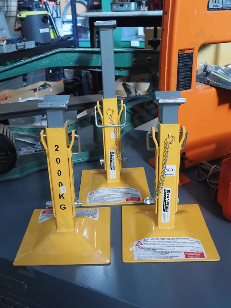 3x Stanfred 200kg axle stands Image 1++