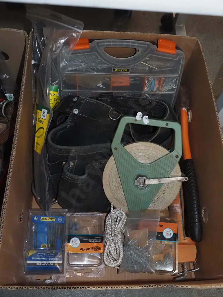 box; builder's belts, nails, cable ties etc Image 1++