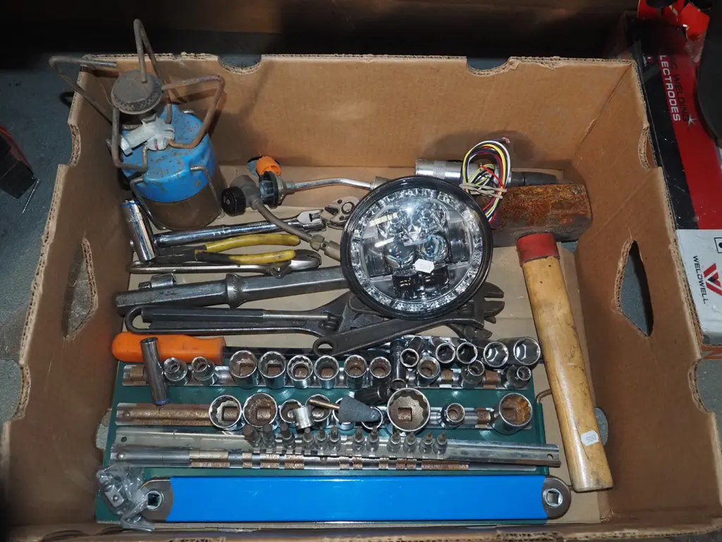 box; sockets, car light, heavy hammer etc Image 1++