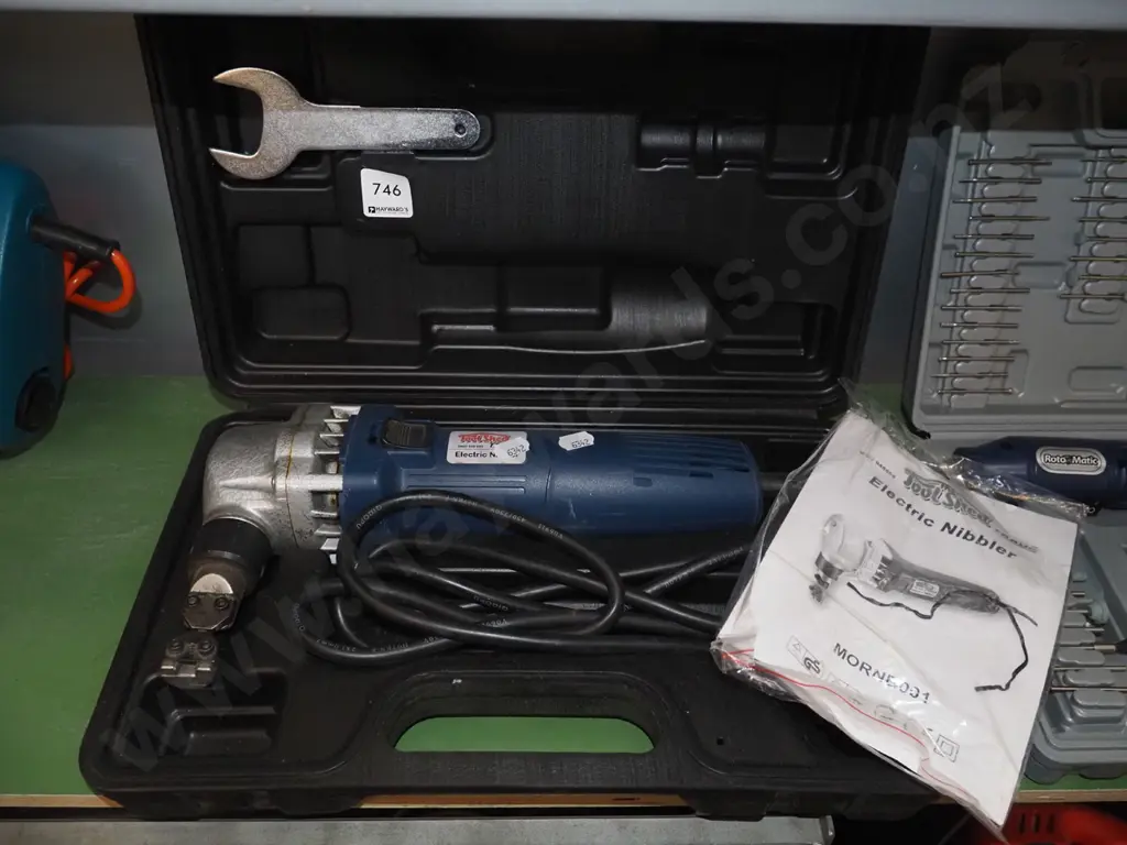 cased Tool Shed electric knibbler Image 1++