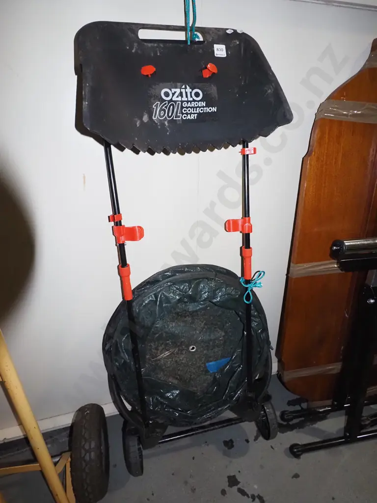 Ozito 160L garden collection cart Image 1++