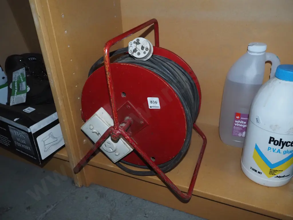 extension cord and reel Image 1++