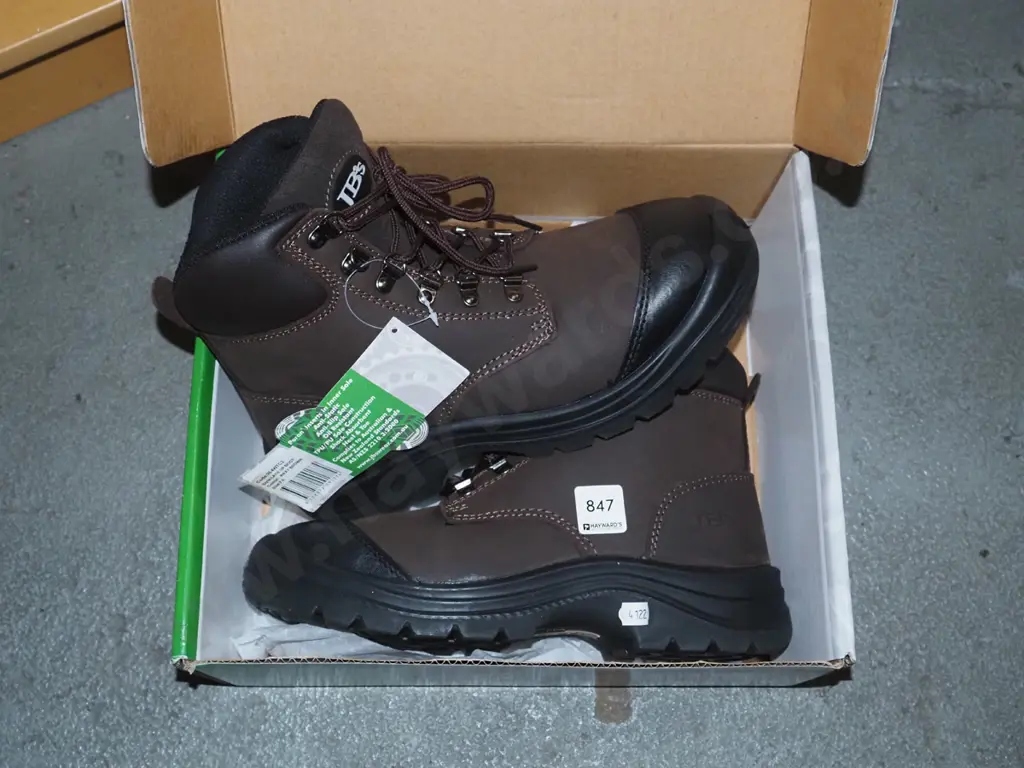 pair of as size 7.5 steel cap work boots Image 1++