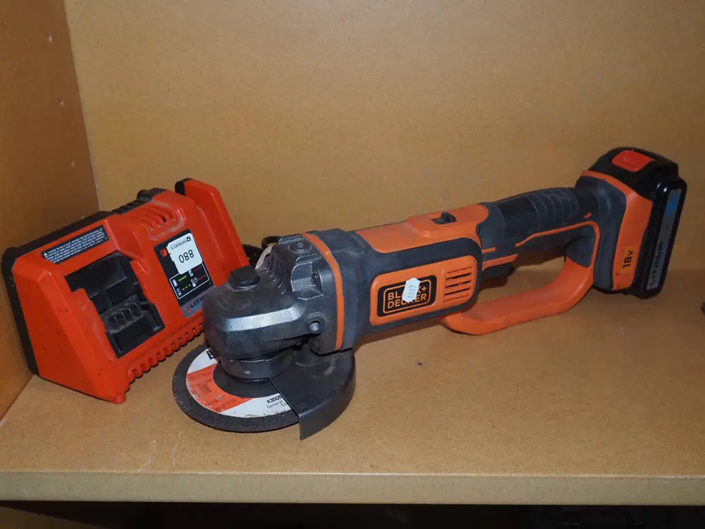 Black & Decker 18V battery angle grinder with 1 charger and battery Image 1++