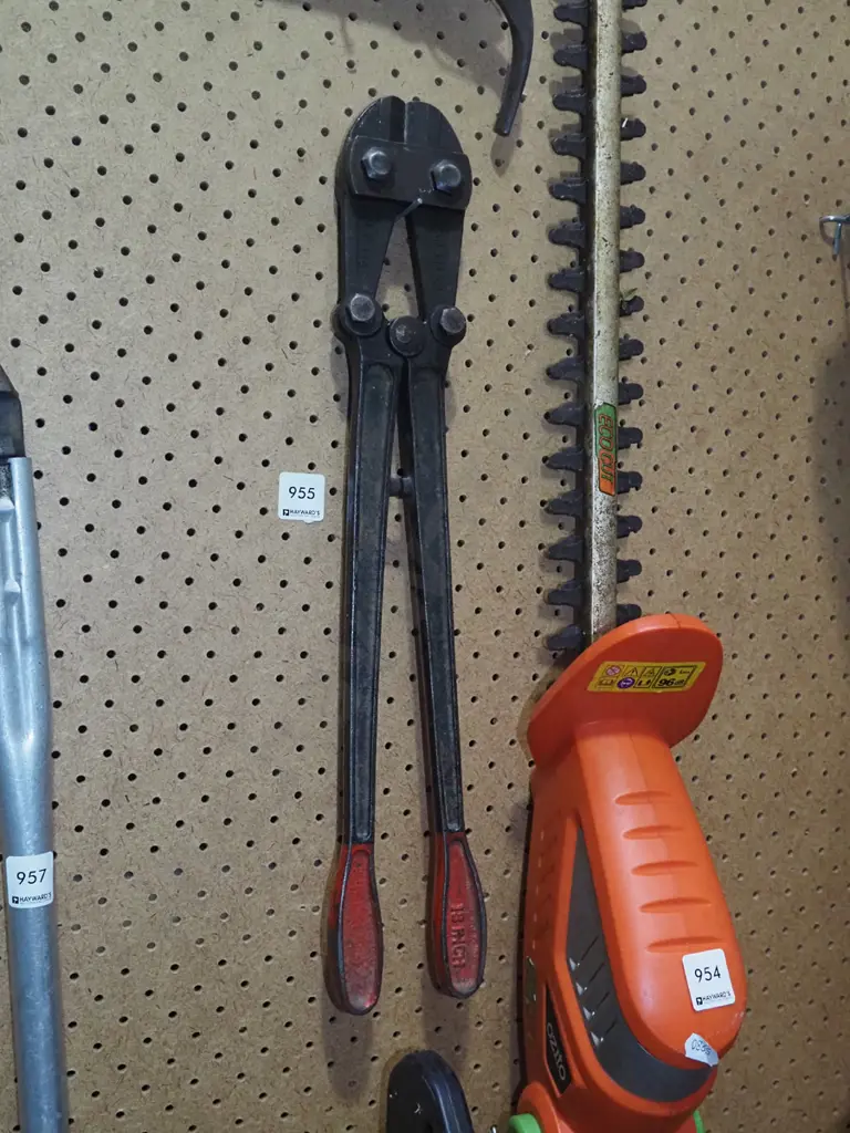 small pair of bolt cutters Image 1++