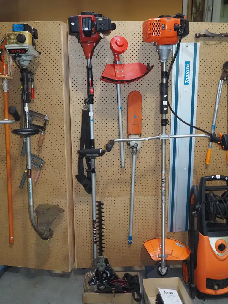 Qualcut multi tool with line trimmer, hedge trimmer and chainsaw attachment Image 1++