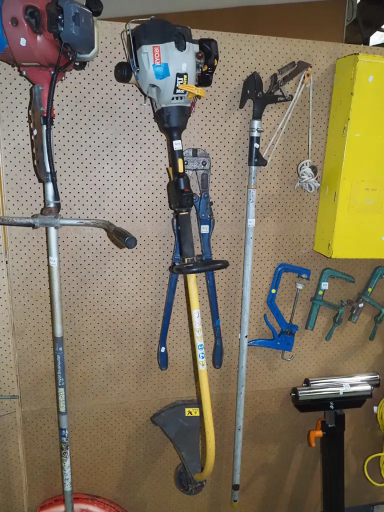 Ryobi 2 stroke line trimmer Image 1++
