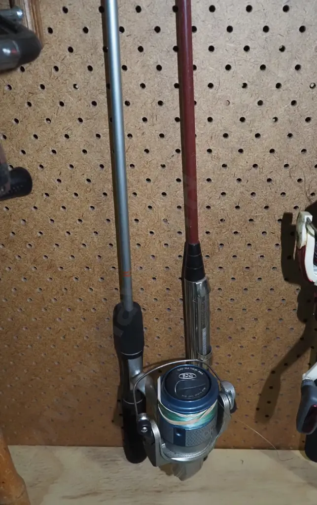 1x fishing rod and reel - yellow dots Image 1++