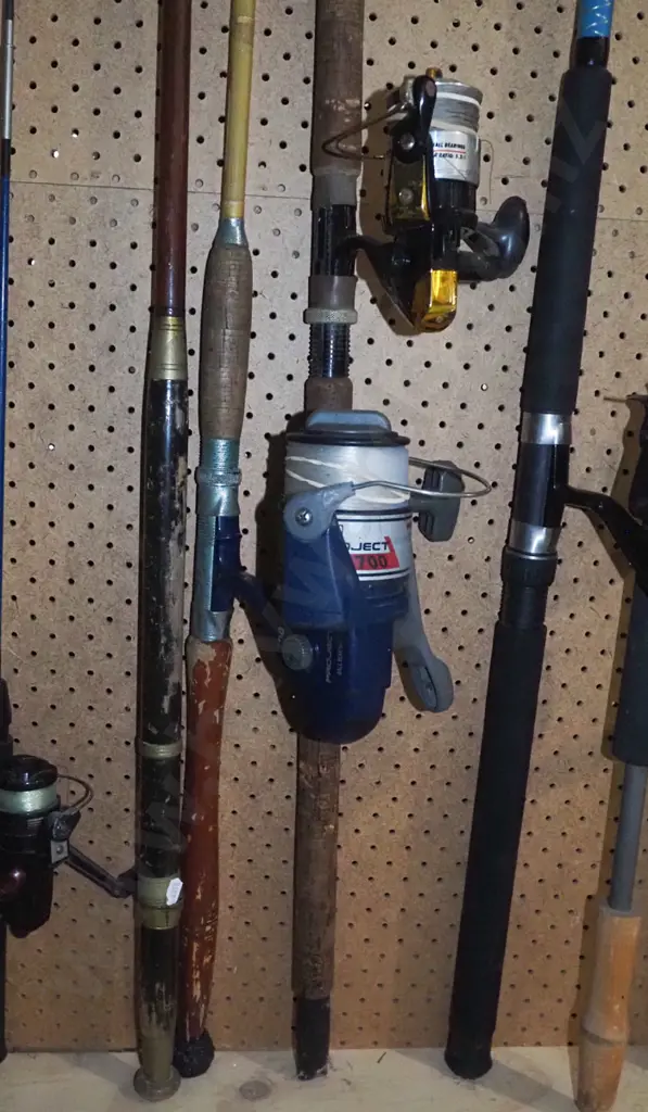 3x vintage fishing rods - 2 have reels - blue dots Image 1++