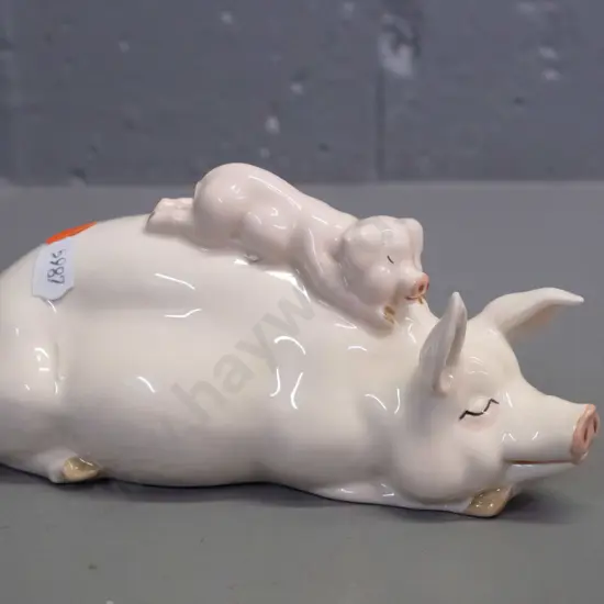 Beswick pink sow and piglet figurine H-75 L-170