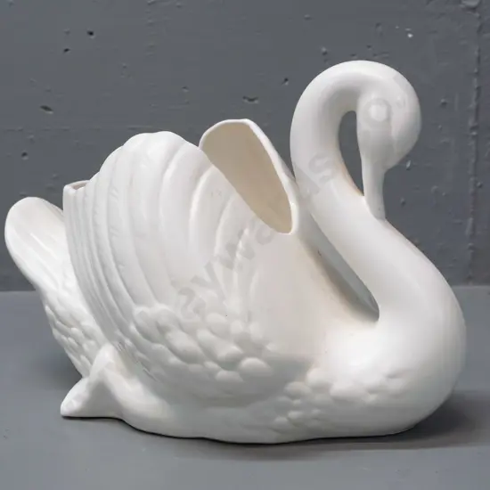 large swan vase marked ".170." - no Crown Lynn mark H-220 L-300
