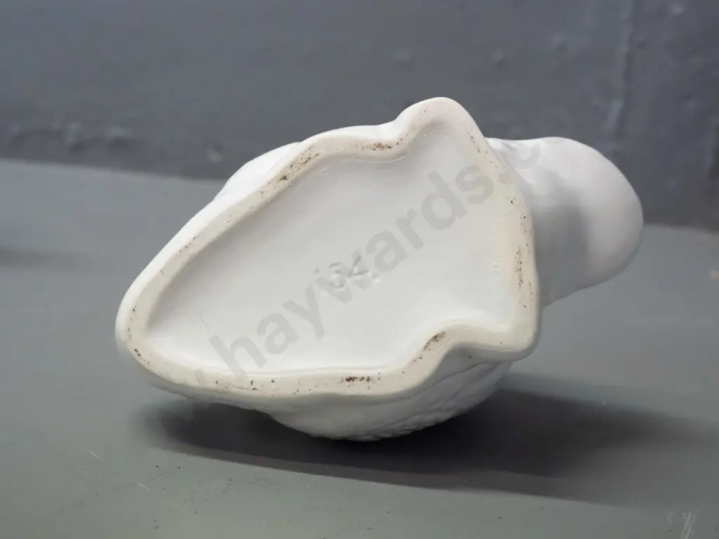 small swan vase marked "154." - no Crown Lynn mark. H-100 L-150 Image 1++