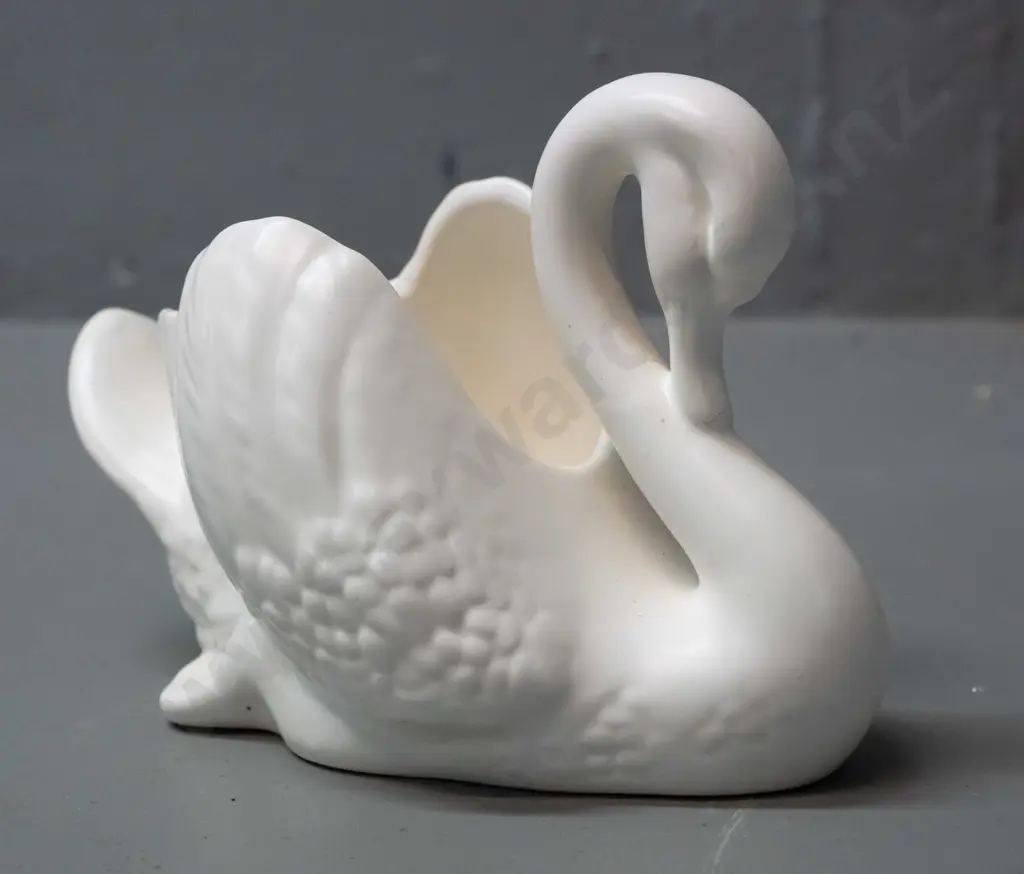 small swan vase marked "154." - no Crown Lynn mark. H-100 L-150 Image 1++