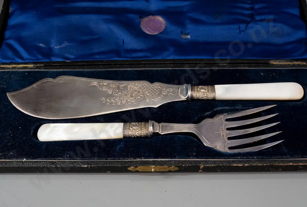 Hammersley floral condiment set and a cased silver plated fish serving set with mother of pearl handles, Stewart Dawson Image 1++