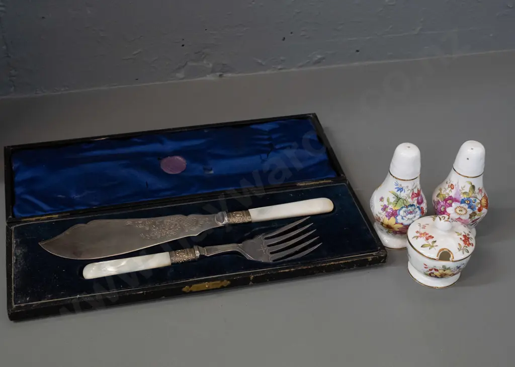 Hammersley floral condiment set and a cased silver plated fish serving set with mother of pearl handles, Stewart Dawson Image 1++
