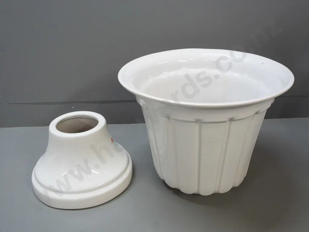 McSkimmings fluted design jardiniere on stand - marked with letters A and E on jardiniere, some staining and scratching Image 1++