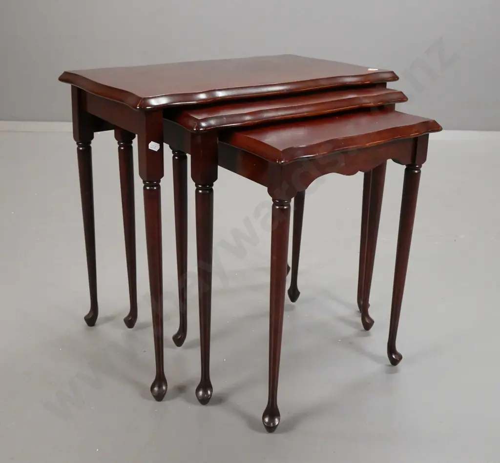 vintage set of 3 mahogany nesting tables with round tapered legs, pad feet, serpentine shaped tops. Larger H-510 W-550 Image 1++