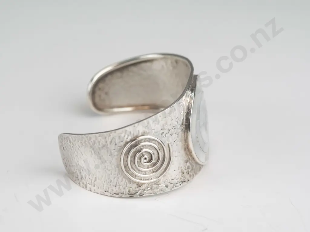 silver cuff bangle with mother of pearl stamped 950 Image 1++