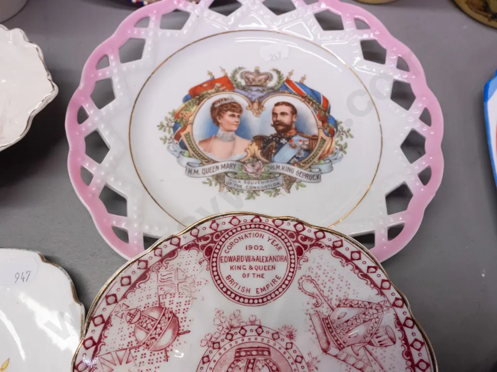 assorted early to mid 20th century Royal memorabilia - 1937 coronation desktop calendar H-160, assorted beakers, Image 1++