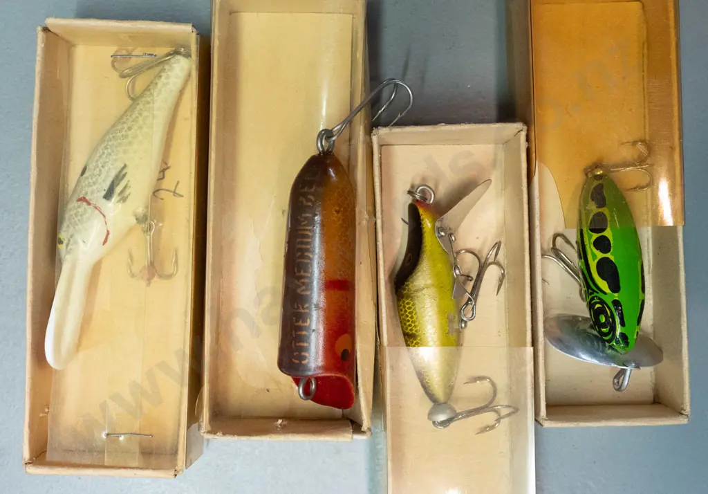 8 vintage boxed "popper" fishing lures - one marked Otter Medium Ben, unsure if timber or composite Image 1++