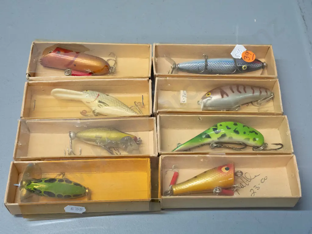 8 vintage boxed "popper" fishing lures - one marked Otter Medium Ben, unsure if timber or composite Image 1++