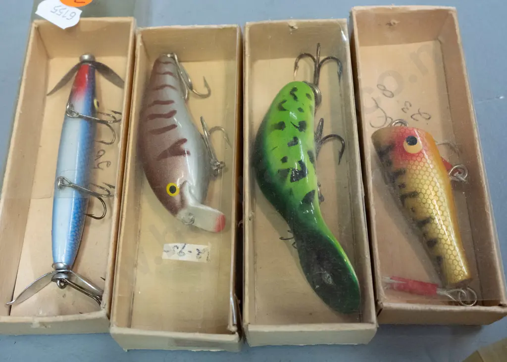 8 vintage boxed "popper" fishing lures - one marked Otter Medium Ben, unsure if timber or composite Image 1++