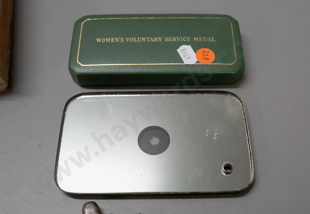 vintage US navy signal mirror, assorted pocket knives including George VI coronation, cased Women's Voluntary Service Image 1++