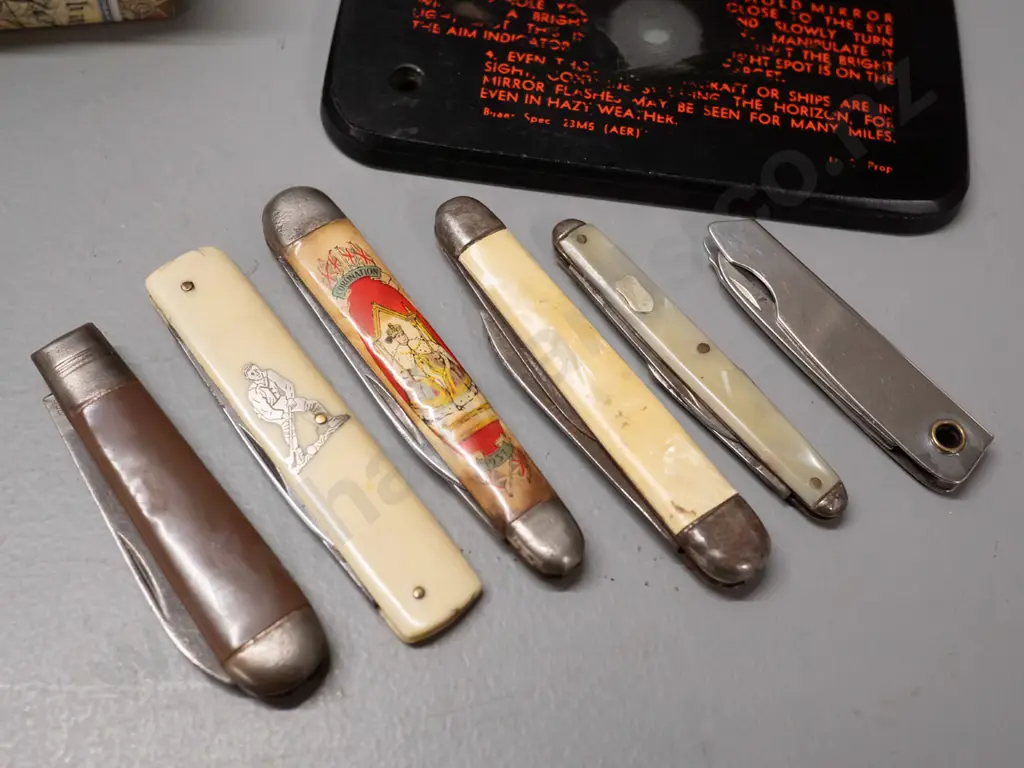 vintage US navy signal mirror, assorted pocket knives including George VI coronation, cased Women's Voluntary Service Image 1++