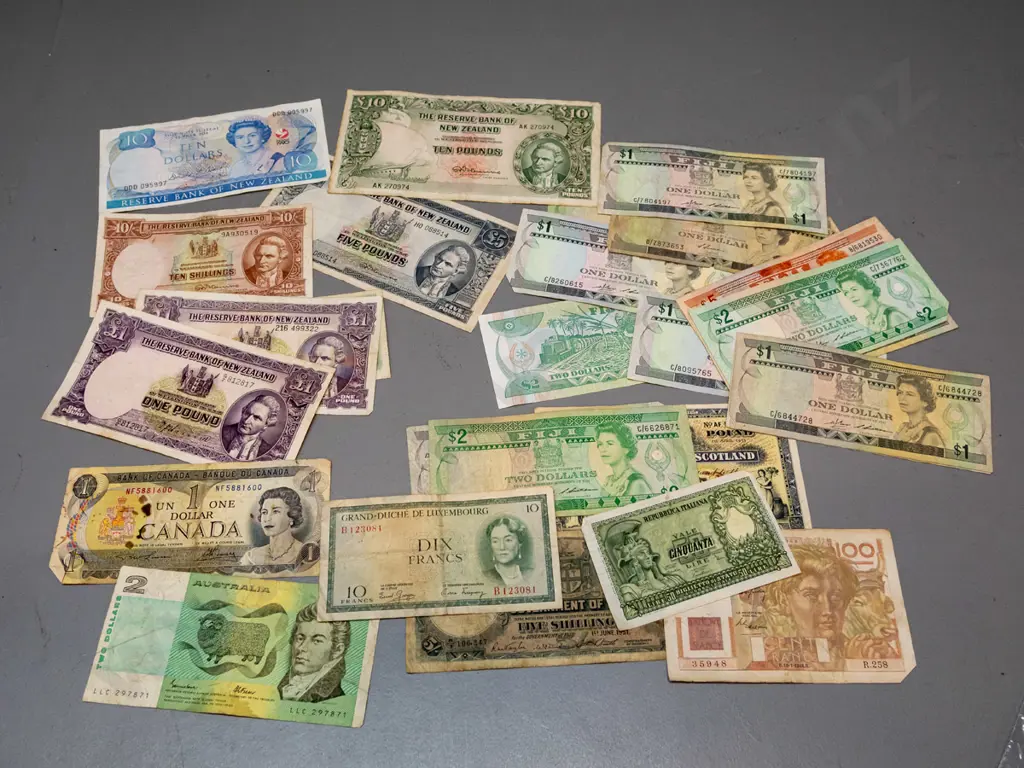 assorted bank notes, mostly New Zealand including pre-decimal and 10, 5 & 1 pound, 10 shiling, Commonwealth Games $10 & Image 1++