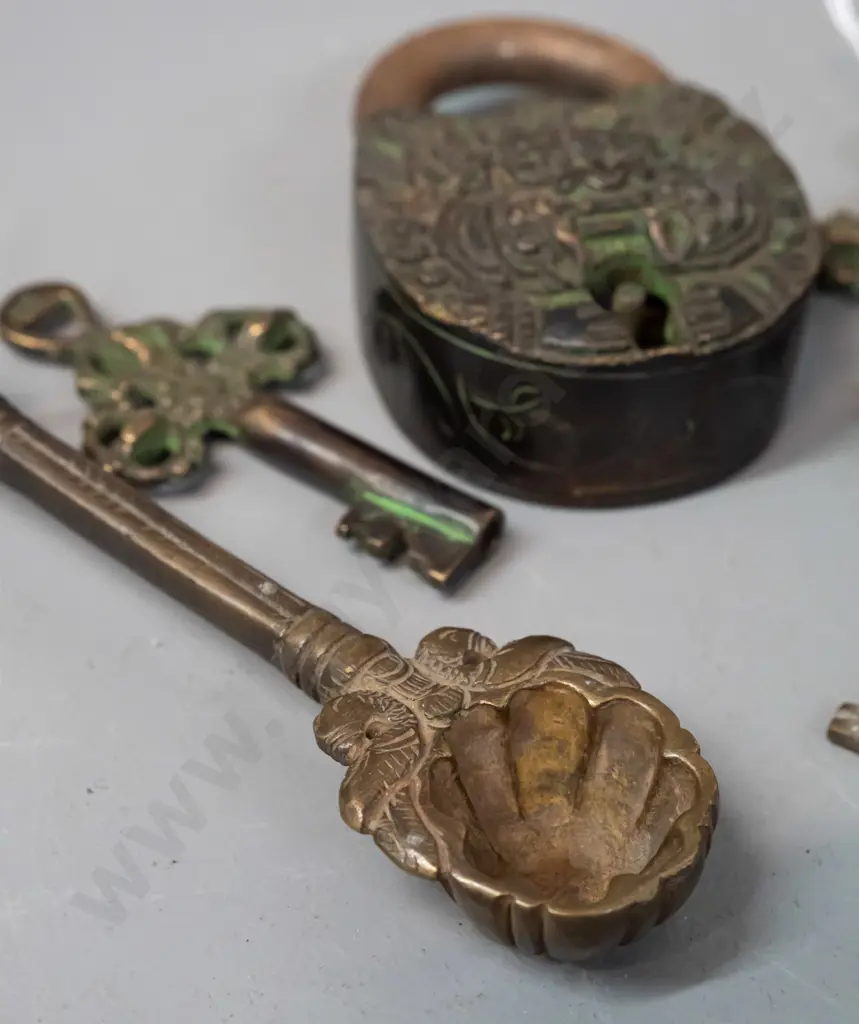 ornate cast metal padlock with 2 keys - working - 2 smaller keys and a figural cast metal ladle or mould with figure on Image 1++