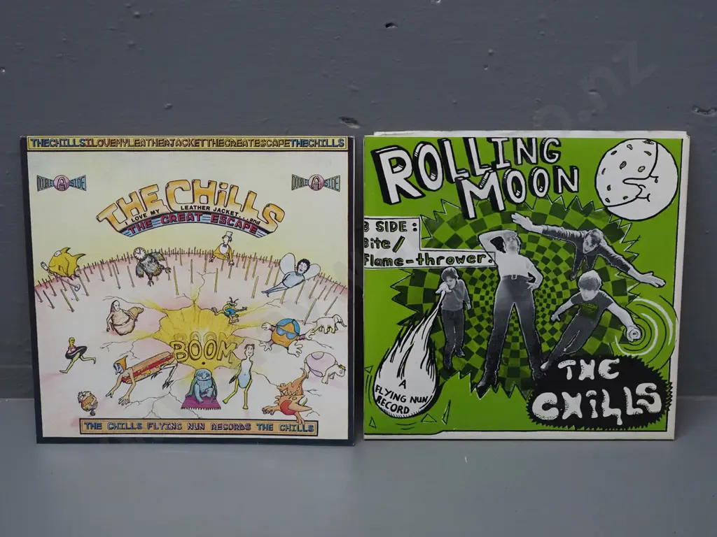 45 RPM single - The Chills - Rolling Moon / Flamethrower - Flying Nun 1982 and an EMPTY sleeve for the Chills 45 Great Image 1++