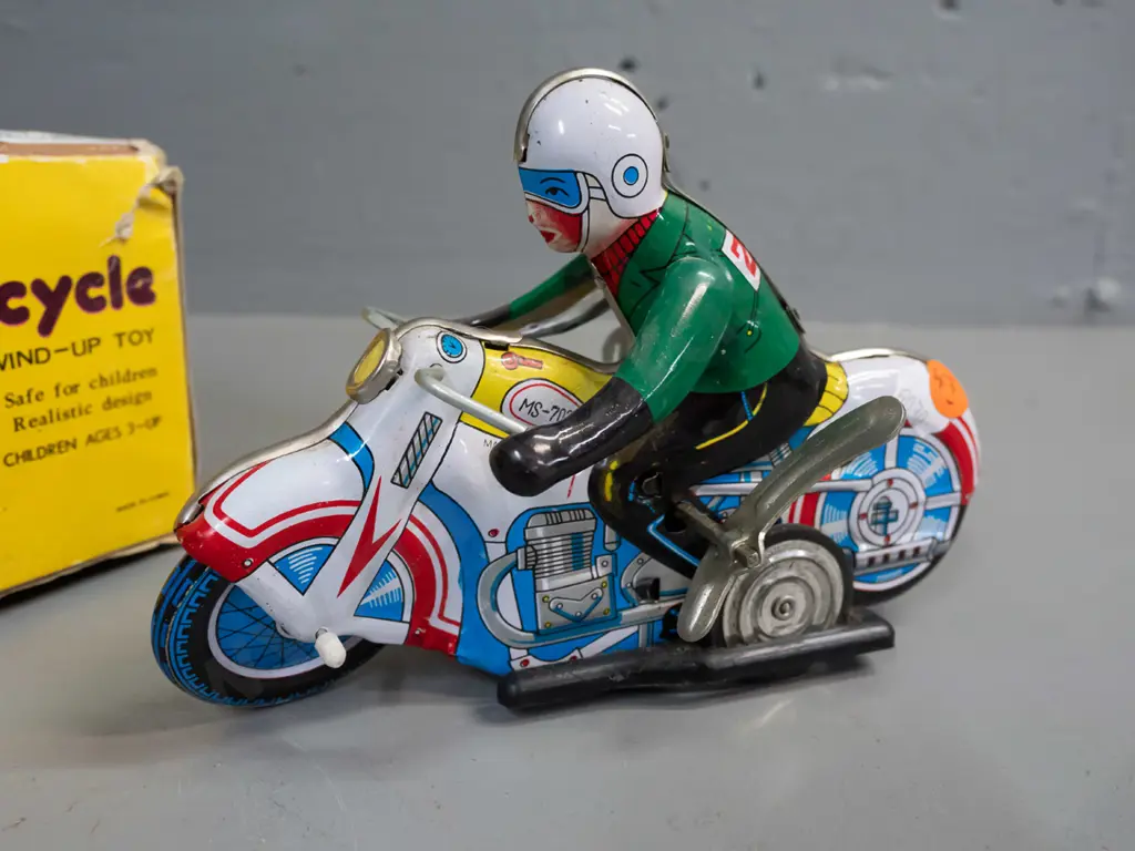 wind-up tin toy motorcycle with built-in winding keys H-130 L-190, with original box - made in China Image 1++