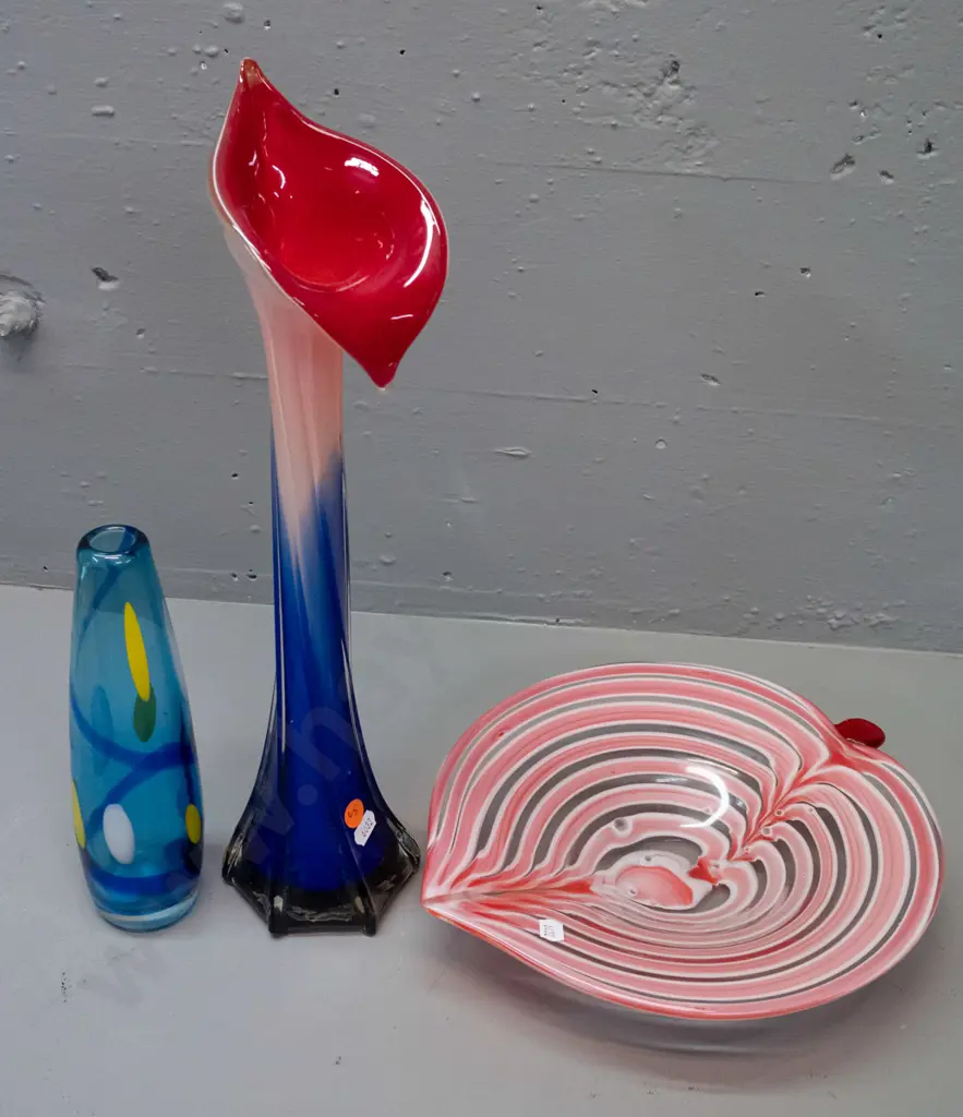 3 art glass items - blue vase, pink & clear swirl leaf-shape dish & a red, pink and blue jack-in-the-pulpit vase H-420 Image 1++