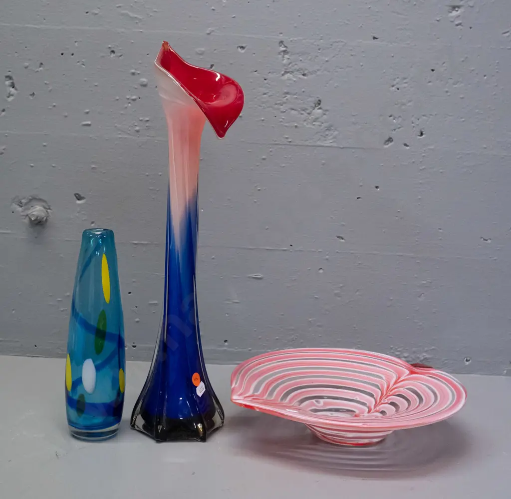 3 art glass items - blue vase, pink & clear swirl leaf-shape dish & a red, pink and blue jack-in-the-pulpit vase H-420 Image 1++