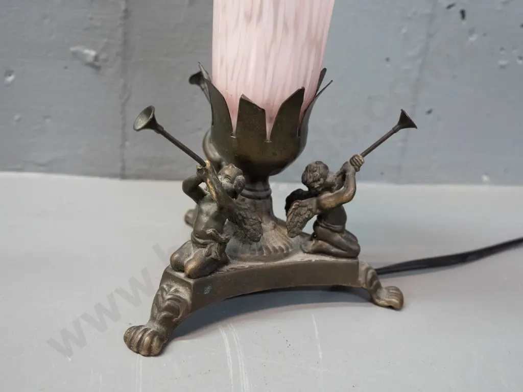 cast metal 3-footed lamp with trumpet-playing cherubs, mottled pink frilled glass shade H-210 - slight bending in places Image 1++