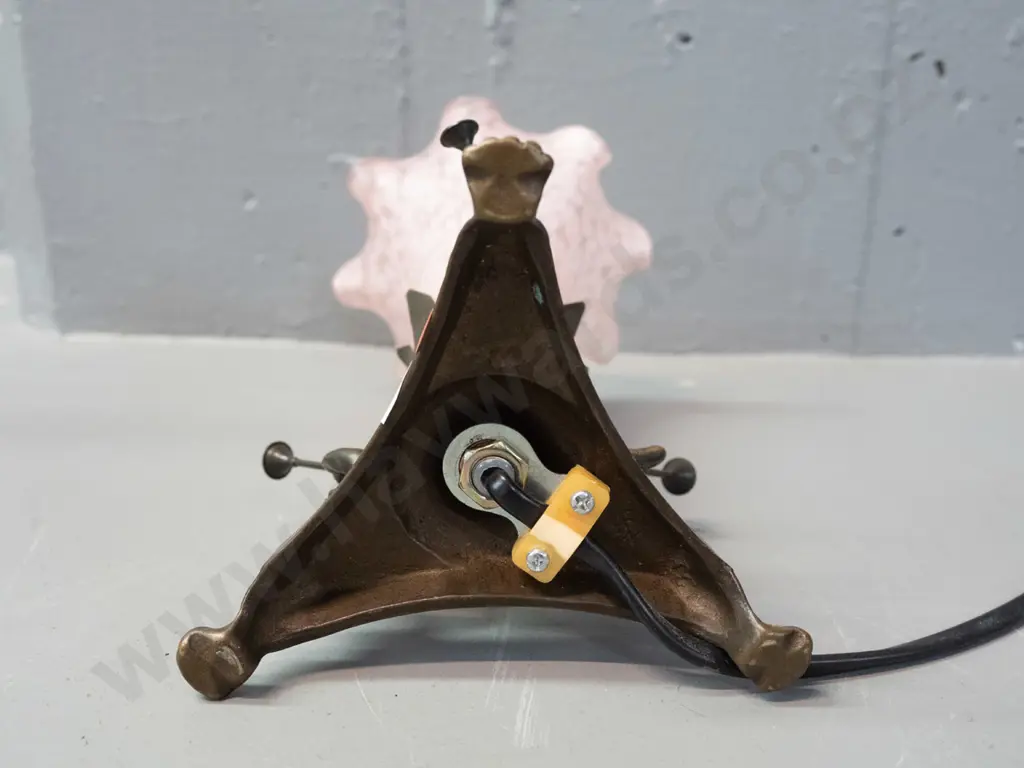 cast metal 3-footed lamp with trumpet-playing cherubs, mottled pink frilled glass shade H-210 - slight bending in places Image 1++