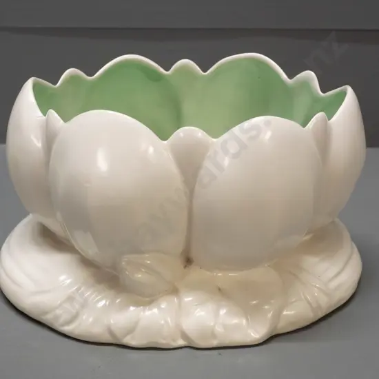 Clarice Cliff cream glaze oval lotus shape vase No. 973 H-120 L-220 D-165
