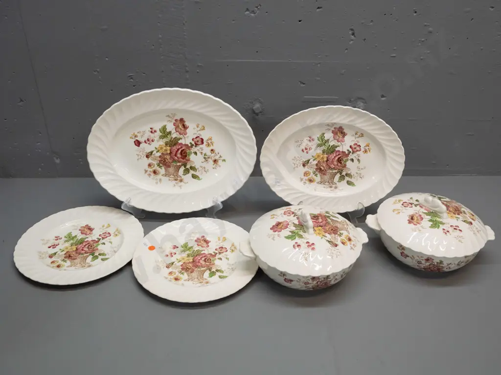 Clarice Cliff "Chelsea Rose" dinnerware - 2 lidded vegetable dishes, 2 ashetts, 2 dinner plates. Larger ashett is L-340 Image 1++