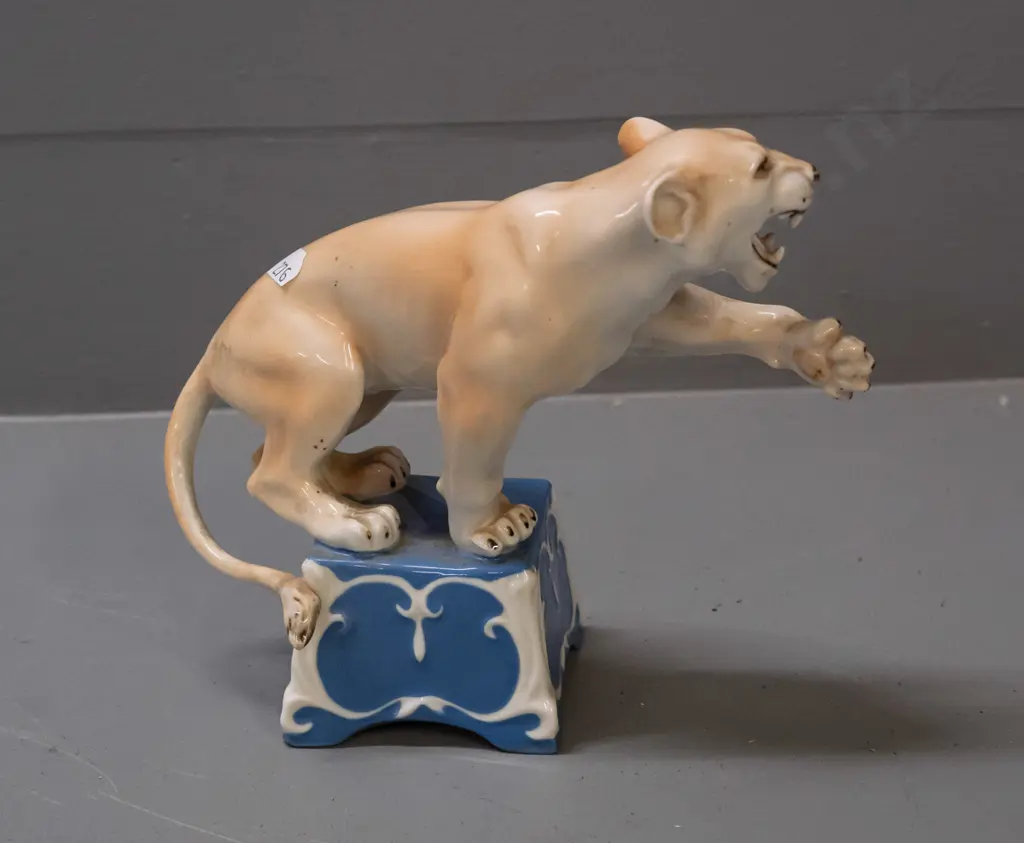 Royal Dux porcelain circus lion on square base H-165 Image 1++