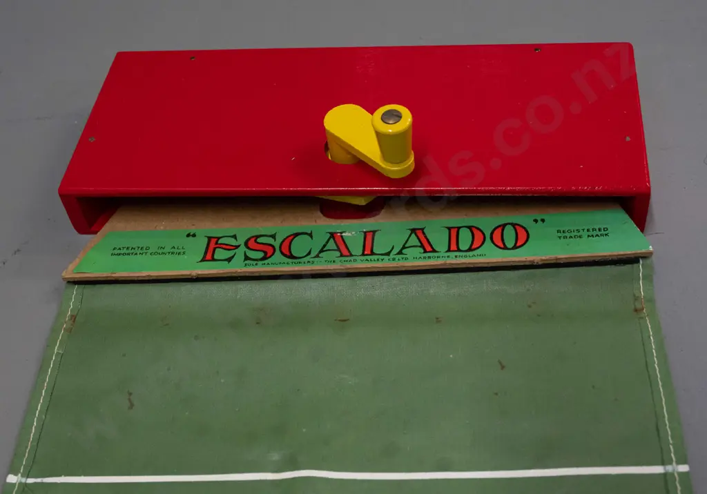 vintage Chad Valley Escalado horse racing game with 5 cast metal horses - some chipping to paint on horses. Unsure of Image 1++