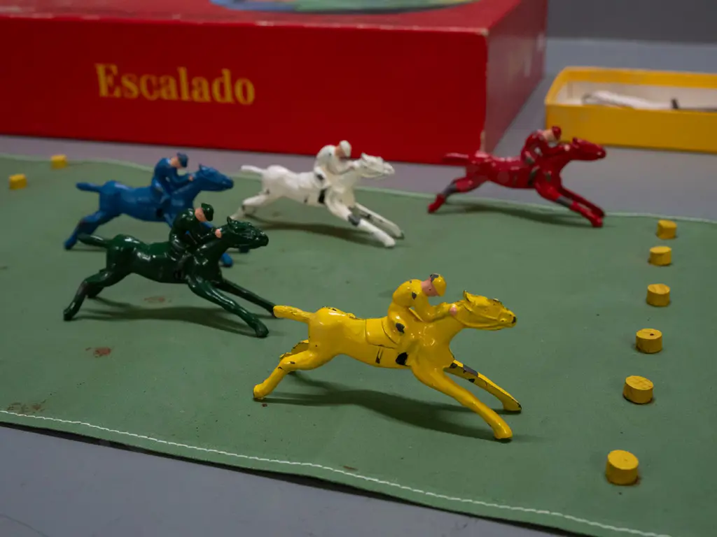 vintage Chad Valley Escalado horse racing game with 5 cast metal horses - some chipping to paint on horses. Unsure of Image 1++