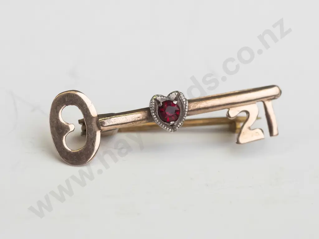 gold 21st key brooch stamped 9ct Image 1++