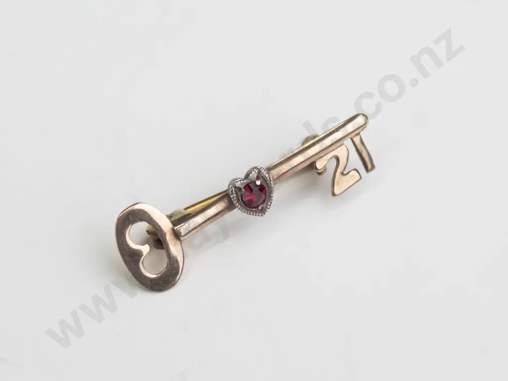 gold 21st key brooch stamped 9ct Image 1++