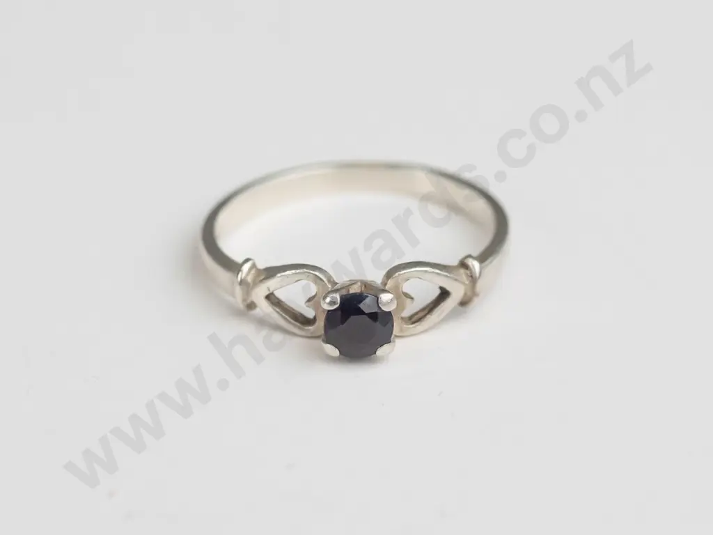 silver ring with dark stone stamped 925 Image 1++